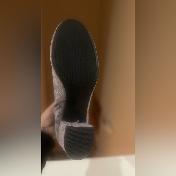 Women’s Zigi Soho Nydia Gray Paisley Velvet Ankle Booties. Size 9.5. - Picture 4 of 8